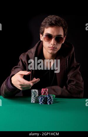 Schönen jungen Mann Texas Hold Poker zu spielen Stockfoto