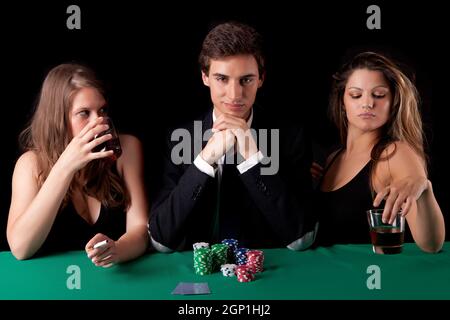 Schönen jungen Mann Texas Hold Poker zu spielen Stockfoto