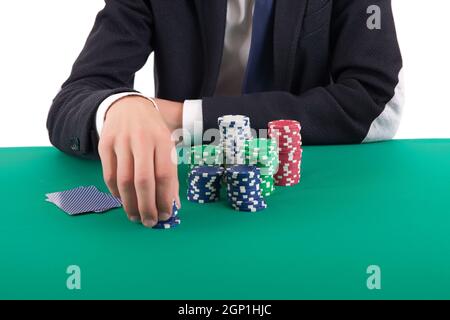 Schönen jungen Mann Texas Hold Poker zu spielen Stockfoto