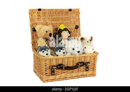 Weiches Spielzeug in einem Korbkorb isoliert auf Weiß Stockfoto