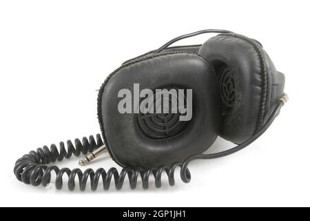 Alte Kopfhörer isoliert auf weißem Hintergrund Stockfoto