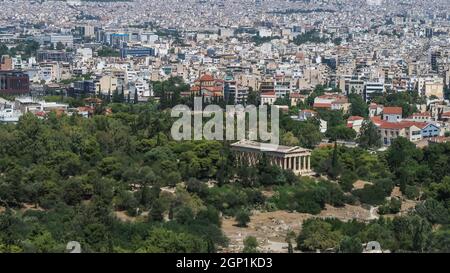 Gebäudelandschaft in Athen von der Akropolis aus gesehen Stockfoto