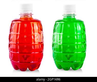 Farbiger Drink in Plastikflasche auf weißem Hintergrund Stockfoto