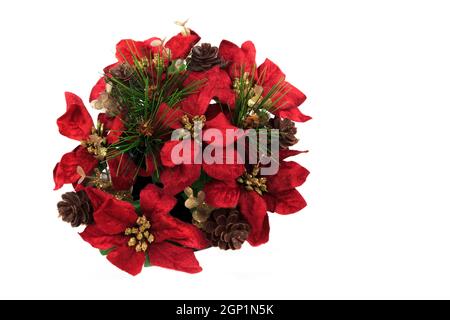 Weihnachtsstrauß aus Seide Poinsettias isoliert auf weißem Hintergrund Stockfoto