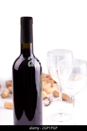 Rotweingläser, Flasche und Korken. Isoliert auf weißem Hintergrund Stockfoto