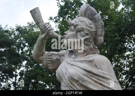 CHUNCHEON, SÜDKOREA - 03. Oktober 2020: Skulptur des klassischen wassergottes, der Muschel bläst - alte natürliche Trompete. Steinskulptur eines Triton, Stockfoto