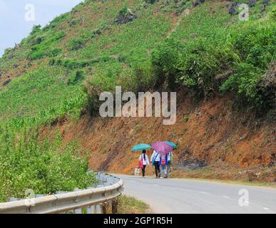 Bergstraße in Sapa, Vietnam. Sapa ist eine unglaublich malerische Stadt, die in der Hoang Lien Son Bergkette liegt. Stockfoto