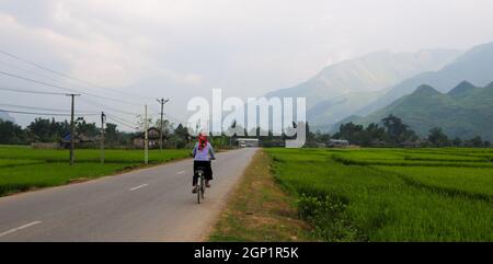 Bergstraße in Sapa, Vietnam. Sapa ist eine unglaublich malerische Stadt, die in der Hoang Lien Son Bergkette liegt. Stockfoto