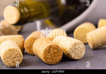 Glasflasche Wein mit Korken auf Holztisch Hintergrund Stockfoto