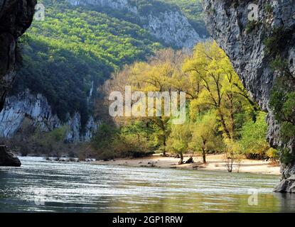 Blick durch den Felsbogen Pont D'Arc auf den Fluss Ardeche im Canyon der Schluchten De L'Ardeche France an Einem wunderschönen Herbsttag Stockfoto