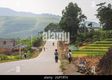 Bergstraße in Sapa, Vietnam. Sapa ist eine unglaublich malerische Stadt, die in der Hoang Lien Son Bergkette liegt. Stockfoto