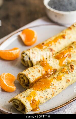 Mohn cremefarben (Jalois). Pfannkuchen mit Mohn und Mandarinenstau. Stockfoto