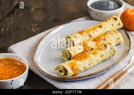 Mohn cremefarben (Jalois). Pfannkuchen mit Mohn und Mandarinenstau. Stockfoto