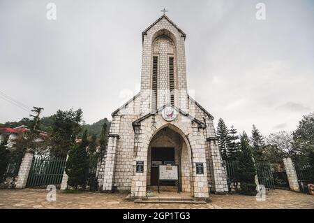 Sa Pa, Vietnam - 3. Oktober 2013. Sapa Kirche, altes Symbol der Misty Town. Die alte Kirche befindet sich im Herzen der Stadt Sapa, erbaut von der Fre Stockfoto