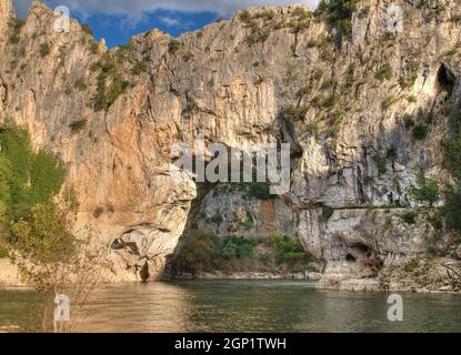 Pont D'Arc im Canyon der Schluchten De L'Ardeche mit Reflexionen auf dem Fluss Ardeche in Frankreich an Einem schönen Herbsttag Stockfoto