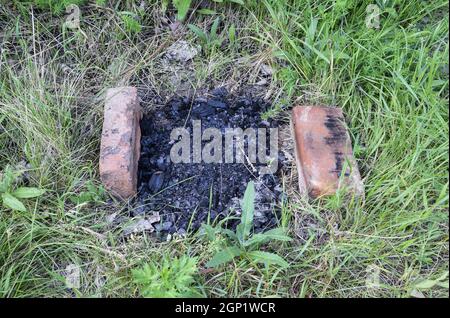 Ziegel um die Kohle. Das Feuer für die Röstung Kebab Stockfoto