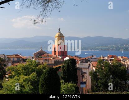 Uhrenturm in der Altstadt von Saint Tropez mit der Bucht im Hintergrund in Preovence Frankreich an Einem wunderschönen Herbsttag mit Klarem blauen Himmel Stockfoto