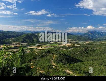 Panoramablick auf das Tal Val d'Asse in Frankreich an Einem schönen Sommertag mit Ein paar Wolken am blauen Himmel Stockfoto