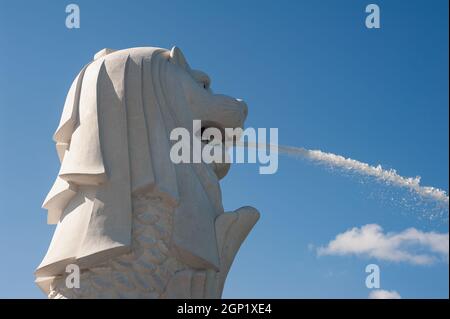 23.09.2021, Singapur, Republik Singapur, Asien - Nahaufnahme der Wasserfontanstatue im Merlion Park am Ufer des Singapore River. Stockfoto