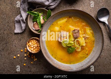 Schüssel mit geteilter Erbsensuppe mit Schinken und Fleisch, Draufsicht Stockfoto