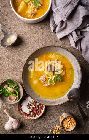 Schüssel mit geteilter Erbsensuppe mit Schinken und Fleisch, Draufsicht Stockfoto