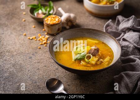 Nahaufnahme einer Schüssel mit zersplitterter Erbsensuppe mit Schinken und Fleisch Stockfoto