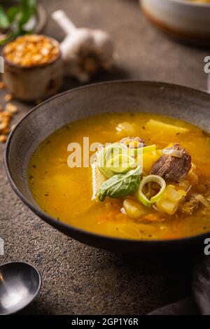 Nahaufnahme einer Schüssel mit zersplitterter Erbsensuppe mit Schinken und Fleisch Stockfoto