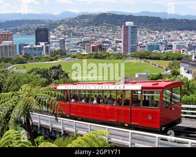 Die berühmte Wellington Cable Car bringt die Menschen vom Wellington Central Business District vorbei am Kelburn Park und bietet einen fantastischen Blick auf die Stadt. Die Standseilbahn ist seit 1902 in Betrieb und befördert Passagiere vom Lambton Quay im zentralen Geschäftsviertel von Wellington bis zum Vorort Kelburn. Stockfoto