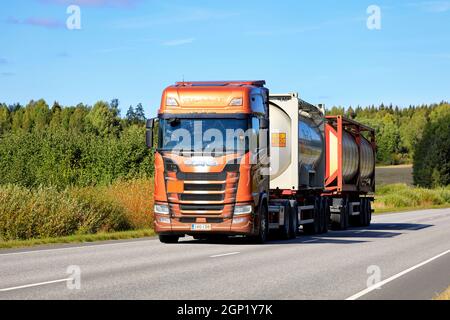 Scania S730 LKW von AH-Trans Oy mit Ladung von drei chemischen Tankcontainern, ADR-Code 50-1495 für Natriumchlorat. Salo, Finnland. September 10, 2021. Stockfoto