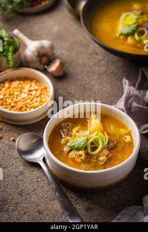 Nahaufnahme einer Schüssel mit zersplitterter Erbsensuppe mit Schinken und Fleisch Stockfoto