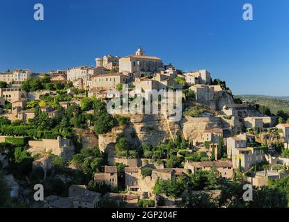 Historisches Bergdorf Gordes in der Provence Frankreich an Einem schönen Sommertag mit Klarem blauen Himmel Stockfoto