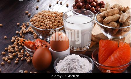 Zusammensetzung mit gängigen Lebensmittelallergenen wie Ei, Milch, Soja, Erdnüssen, Haselnüssen, Fisch, Meeresfrüchten und Weizenmehl Stockfoto