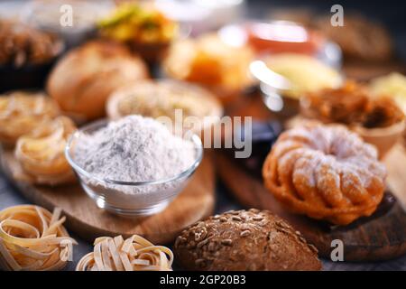 Zusammensetzung mit einer Vielzahl von glutenhaltigen Lebensmitteln. Stockfoto