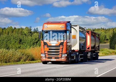 Scania S730 LKW von AH-Trans Oy mit Ladung von drei chemischen Tankcontainern, ADR-Code 50-1495 für Natriumchlorat. Salo, Finnland. September 10, 2021. Stockfoto