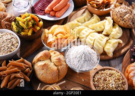 Zusammensetzung mit einer Vielzahl von glutenhaltigen Lebensmitteln. Stockfoto