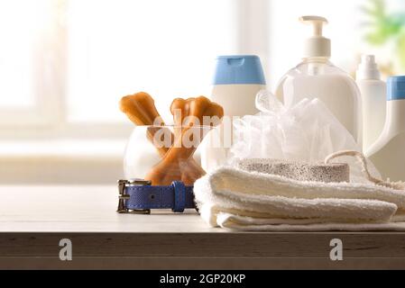 Hundebadeprodukte auf Holzschrank in einem Badezimmer mit Fensterhintergrund. Vorderansicht. Horizontale Zusammensetzung. Stockfoto