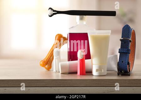 Produkte und Zubehör zur Reinigung von Eckzähnen auf Holztisch und Fenster im Hintergrund des Raumes. Vorderansicht. Horizontale Zusammensetzung. Stockfoto