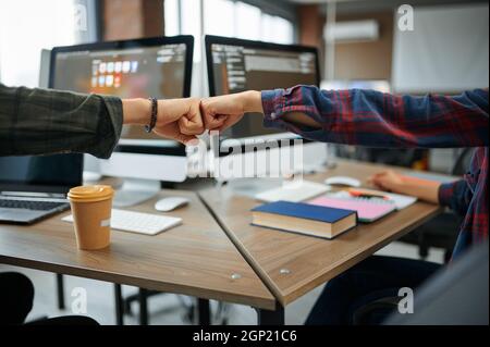 Zwei IT-Spezialisten an den Computern im Büro, Erfolg Arbeit. Web-Programmierer oder Designer am Arbeitsplatz, kreative Beschäftigung. Moderne Informationstechnik Stockfoto