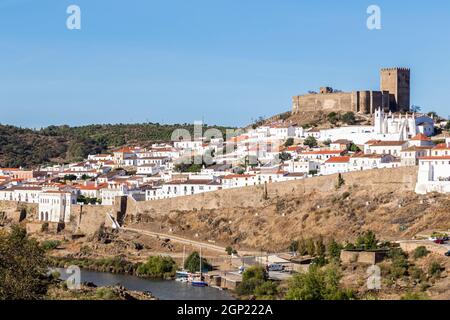 Altstadt von Mértola mit Burg und Rio Guadiana, Alentejo, Portugal, Altstadt von Mértola mit Burg und Guadiana, Alentejo, Portugal Stockfoto