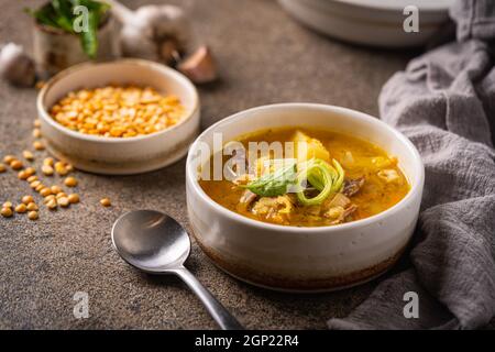 Nahaufnahme einer Schüssel mit zersplitterter Erbsensuppe mit Schinken und Fleisch Stockfoto