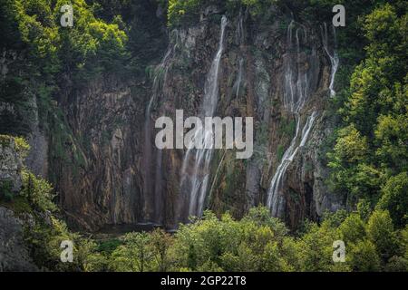 Nahaufnahme auf Veliki Slap, dem großen und höchsten Wasserfall in Plitvicka Jezera. Nationalpark Plitvicer Seen UNESCO Weltkulturerbe, Kroatien Stockfoto