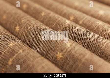 Falten aus braunem Textil-Tischtuch. Unscharfer Hintergrund. Hochwertige Fotos Stockfoto