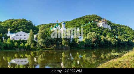 Swjatogorsk, Ukraine 07.16.2020. Panoramablick auf die Heiligen Berge Lavra der Heiligen Dormition in Swjatogorsk oder Swjatohirsk, Ukraine, auf einem sonnigen Stockfoto