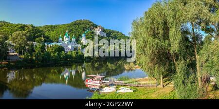 Swjatogorsk, Ukraine 07.16.2020. Panoramablick auf die Heiligen Berge Lavra der Heiligen Dormition in Swjatogorsk oder Swjatohirsk, Ukraine, auf einem sonnigen Stockfoto