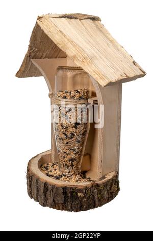 Selbstgemachtes Vogelfutterhäuschen aus Holz mit Glasflasche und Vogelsamen ich Stockfoto