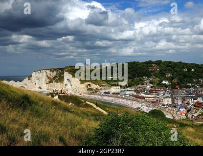 Blick von der steilen Küste der Chalk Cliff zum Strand von Etretat Normandie Frankreich an Einem schönen Sommertag mit einigen dunklen Wolken am blauen Himmel Stockfoto