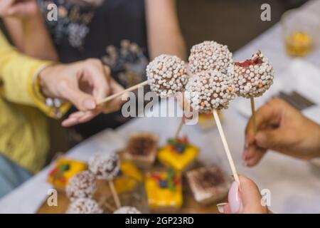 Nützlichen Essen: Käsebällchen mit Crackern, Kräutern und Kürbiskernen Nahaufnahme auf einer Platte. horizontale Stockfoto