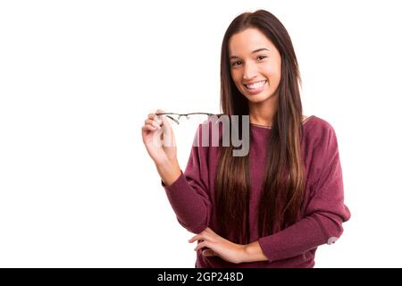 Asiatische Frau, die lässig Gläser, posiert in weißen isolierten Stockfoto