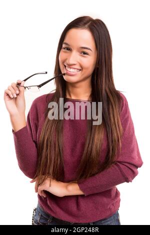 Asiatische Frau, die lässig Gläser, posiert in weißen isolierten Stockfoto