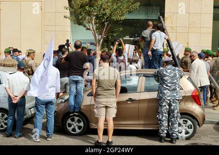 Beirut, Libanon. September 2021. Einleger protestieren am 24. September 2021 vor einer Bank in Beirut, Libanon. (Foto: Elisa Gestri/Sipa USA) Quelle: SIPA USA/Alamy Live News Stockfoto